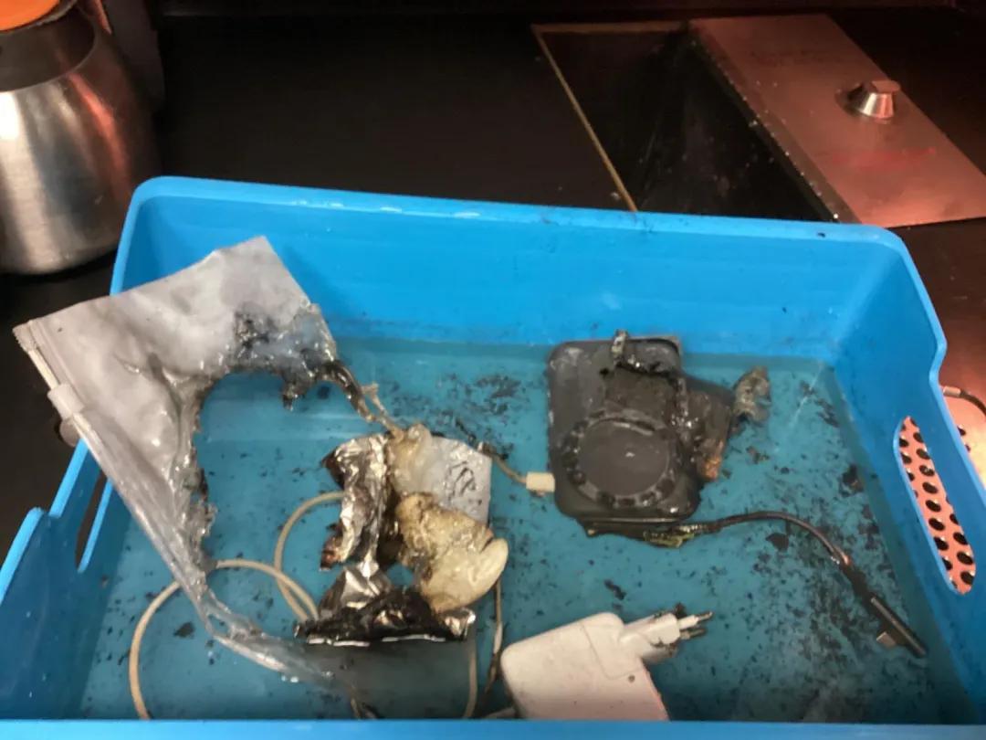 荷航前CEO坐自家航班	，违规使用充电宝还睡着，充电宝爆炸起火！航班已飞行5小时，被迫紧急返航